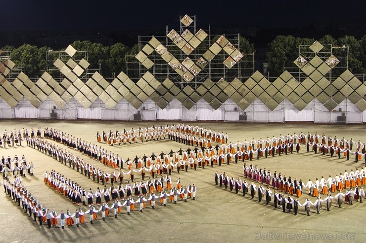 4. jūlijā Daugavas stadionā notika XXV Vispārējo latviešu Dziesmu un XV Deju svētku deju lieluzveduma Tēvu laipa ģenerālmēģinājums, kurā piedalījās 60 97964