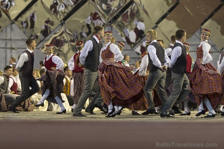4. jūlijā Daugavas stadionā notika XXV Vispārējo latviešu Dziesmu un XV Deju svētku deju lieluzveduma Tēvu laipa ģenerālmēģinājums, kurā piedalījās 60 97965