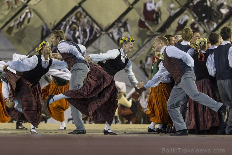 4. jūlijā Daugavas stadionā notika XXV Vispārējo latviešu Dziesmu un XV Deju svētku deju lieluzveduma Tēvu laipa ģenerālmēģinājums, kurā piedalījās 60 97966
