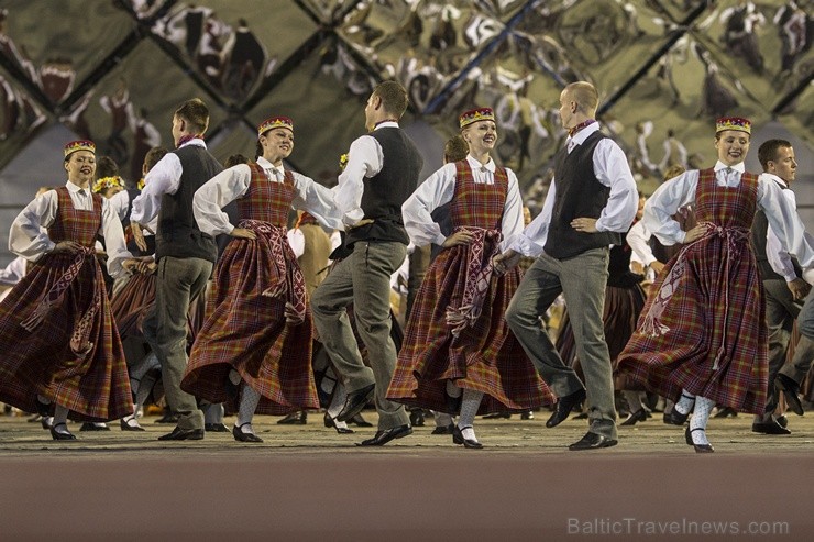 4. jūlijā Daugavas stadionā notika XXV Vispārējo latviešu Dziesmu un XV Deju svētku deju lieluzveduma Tēvu laipa ģenerālmēģinājums, kurā piedalījās 60 97967