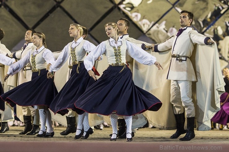 4. jūlijā Daugavas stadionā notika XXV Vispārējo latviešu Dziesmu un XV Deju svētku deju lieluzveduma Tēvu laipa ģenerālmēģinājums, kurā piedalījās 60 97971