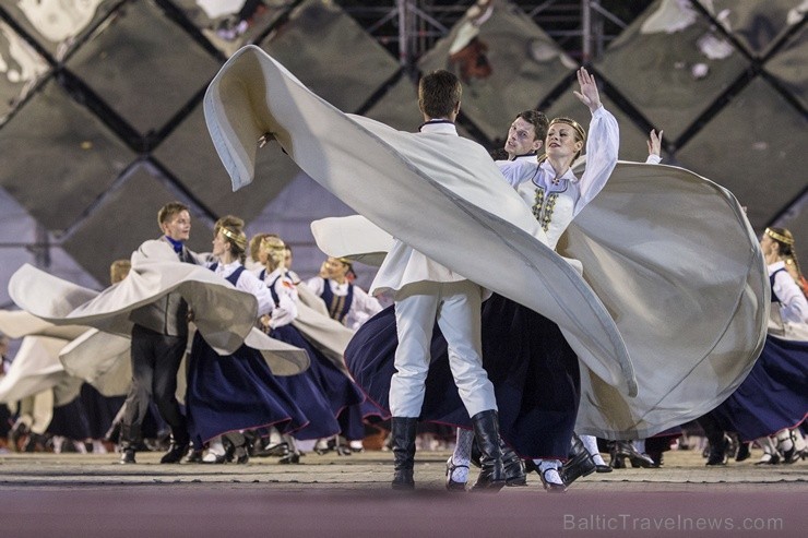 4. jūlijā Daugavas stadionā notika XXV Vispārējo latviešu Dziesmu un XV Deju svētku deju lieluzveduma Tēvu laipa ģenerālmēģinājums, kurā piedalījās 60 97973