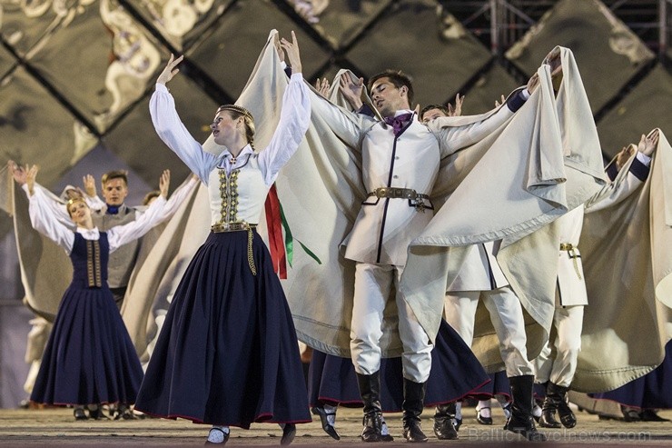 4. jūlijā Daugavas stadionā notika XXV Vispārējo latviešu Dziesmu un XV Deju svētku deju lieluzveduma Tēvu laipa ģenerālmēģinājums, kurā piedalījās 60 97974