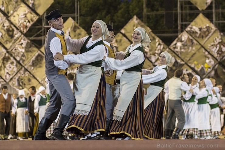 4. jūlijā Daugavas stadionā notika XXV Vispārējo latviešu Dziesmu un XV Deju svētku deju lieluzveduma Tēvu laipa ģenerālmēģinājums, kurā piedalījās 60 97978