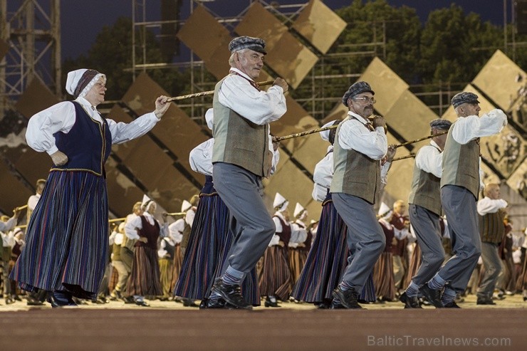4. jūlijā Daugavas stadionā notika XXV Vispārējo latviešu Dziesmu un XV Deju svētku deju lieluzveduma Tēvu laipa ģenerālmēģinājums, kurā piedalījās 60 97979