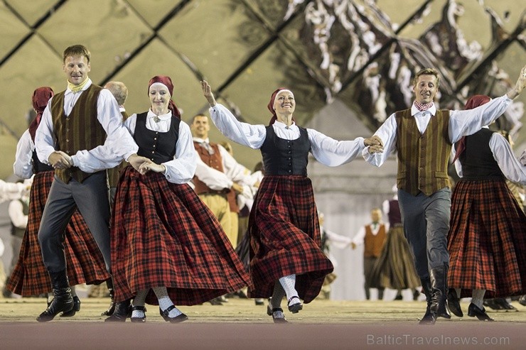 4. jūlijā Daugavas stadionā notika XXV Vispārējo latviešu Dziesmu un XV Deju svētku deju lieluzveduma Tēvu laipa ģenerālmēģinājums, kurā piedalījās 60 97981