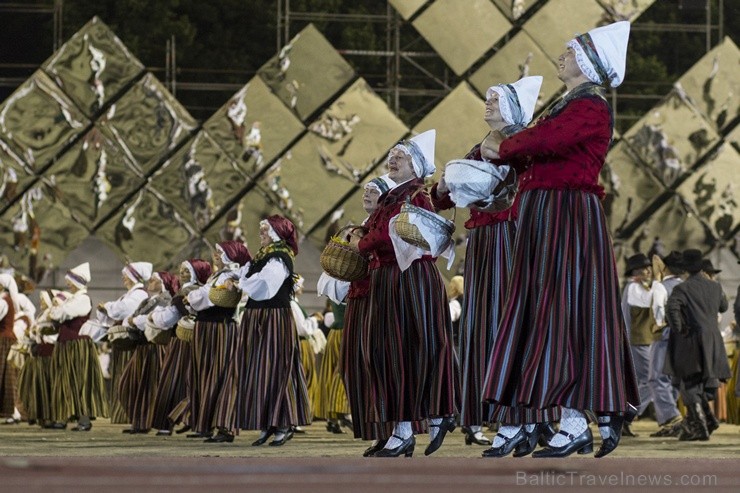 4. jūlijā Daugavas stadionā notika XXV Vispārējo latviešu Dziesmu un XV Deju svētku deju lieluzveduma Tēvu laipa ģenerālmēģinājums, kurā piedalījās 60 97986