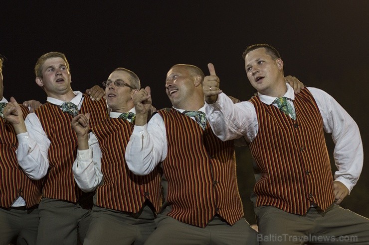4. jūlijā Daugavas stadionā notika XXV Vispārējo latviešu Dziesmu un XV Deju svētku deju lieluzveduma Tēvu laipa ģenerālmēģinājums, kurā piedalījās 60 97992