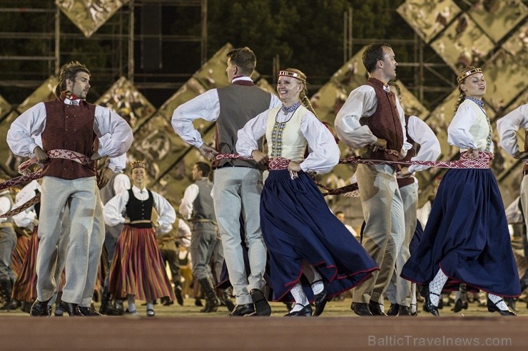 4. jūlijā Daugavas stadionā notika XXV Vispārējo latviešu Dziesmu un XV Deju svētku deju lieluzveduma Tēvu laipa ģenerālmēģinājums, kurā piedalījās 60 97995