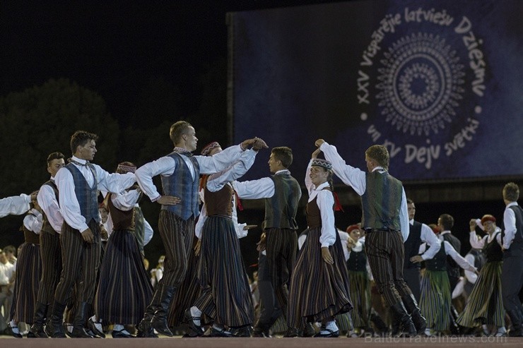 4. jūlijā Daugavas stadionā notika XXV Vispārējo latviešu Dziesmu un XV Deju svētku deju lieluzveduma Tēvu laipa ģenerālmēģinājums, kurā piedalījās 60 97999