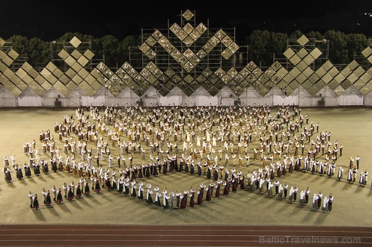4. jūlijā Daugavas stadionā notika XXV Vispārējo latviešu Dziesmu un XV Deju svētku deju lieluzveduma Tēvu laipa ģenerālmēģinājums, kurā piedalījās 60 98001