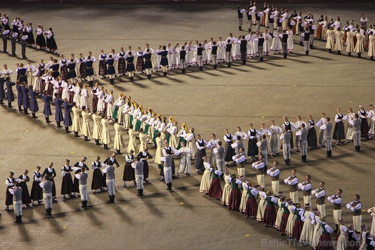 4. jūlijā Daugavas stadionā notika XXV Vispārējo latviešu Dziesmu un XV Deju svētku deju lieluzveduma Tēvu laipa ģenerālmēģinājums, kurā piedalījās 60 98003