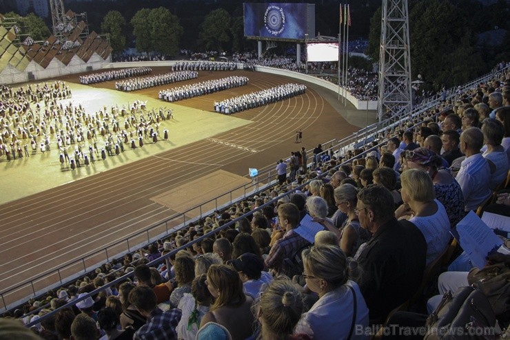 4. jūlijā Daugavas stadionā notika XXV Vispārējo latviešu Dziesmu un XV Deju svētku deju lieluzveduma Tēvu laipa ģenerālmēģinājums, kurā piedalījās 60 98017