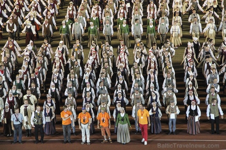 4. jūlijā Daugavas stadionā notika XXV Vispārējo latviešu Dziesmu un XV Deju svētku deju lieluzveduma Tēvu laipa ģenerālmēģinājums, kurā piedalījās 60 98018