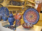 Tie, kuri vēlas atvest no Turcijas ko īpašu, Marmarisā noteikti atradīs oriģinālus vietējos mākslas darbus. Turcija ar savu keramiku ir slavena kopš 1 46