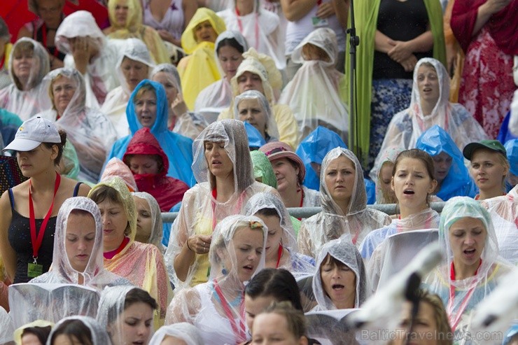 Par spīti lielajam karstumam un pēkšņajām lietusgāzēm, Mežaparka Lielajā estrādē svētku mēģinājumi norit bez izmaiņām. Par spīti lielajam karstumam un pēkšņajām lietusgāzēm, Mežaparka Lielajā estrādē svētku mēģinājumi norit bez izmaiņām. 98192