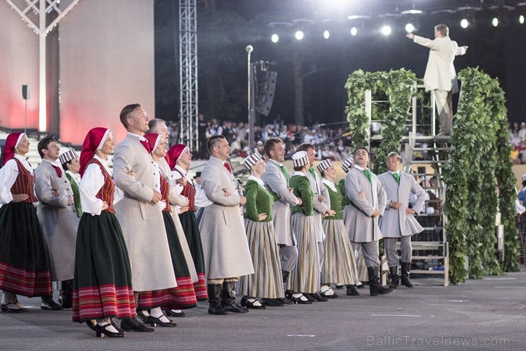 Ar aptuveni 18 000 dalībnieku uzstāšanos Mežaparka Lielajā estrādē noslēdzas XXV Vispārējie latviešu Dziesmu un XV Deju svētki