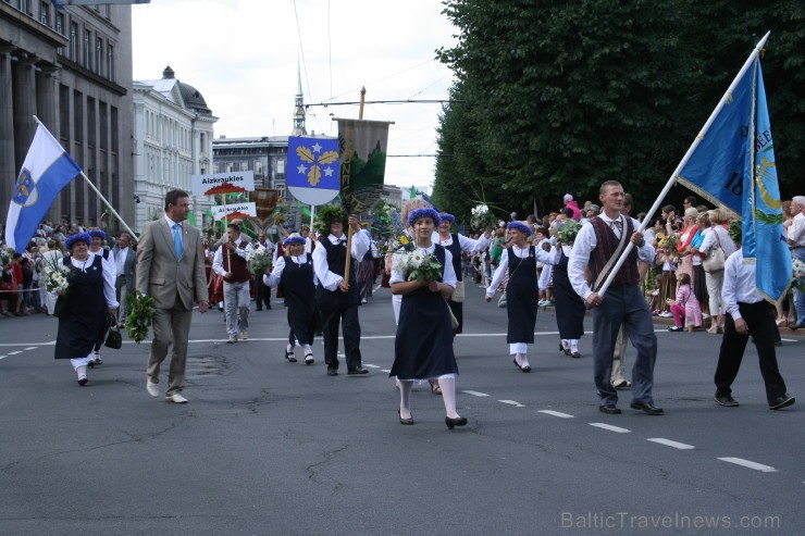 XXV Vispārējo latviešu Dziesmu un XV Deju svētku gājiens - bildēs meklē sevi vai savu kolektīvu. XXV Vispārējo latviešu Dziesmu un XV Deju svētku gājiens - bildēs meklē sevi vai savu kolektīvu. 98472