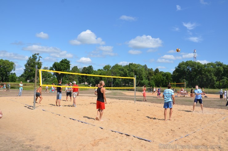 Aktīvās atpūtas zonā ir izveidoti pludmales volejbola un futbola laukumi. 6. jūlijā notika arī jauniešu futbola un pludmales volejbola turnīri. Aktīvās atpūtas zonā ir izveidoti pludmales volejbola un futbola laukumi. 6. jūlijā notika arī jauniešu futbola un pludmales volejbola turnīri. 98770