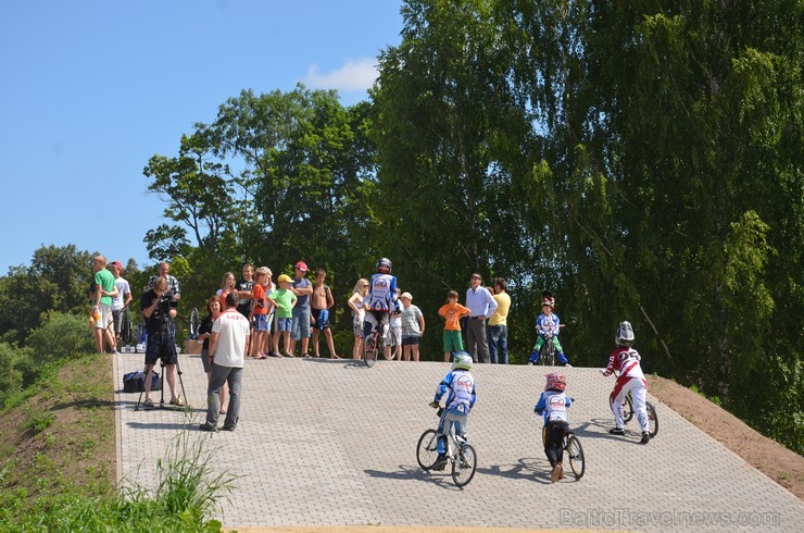 6. jūlijā plkst. 12.00 Preiļu pilsētā pie parka dīķiem tika atklāta aktīvās atpūtas zona un jauna BMX velotrase, kas vietējiem reģiona bērniem un jaun 6. jūlijā plkst. 12.00 Preiļu pilsētā pie parka dīķiem tika atklāta aktīvās atpūtas zona un jauna BMX velotrase, kas vietējiem reģiona bērniem un jaun 98775