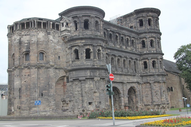 Trīres slavenākais tūrisma objekts no romiešu laikiem ir Porta Nigra, kas latīņu valodā nozīmē 'melnie vārti'. Foto sponsors: www.Sixt.lv 98800