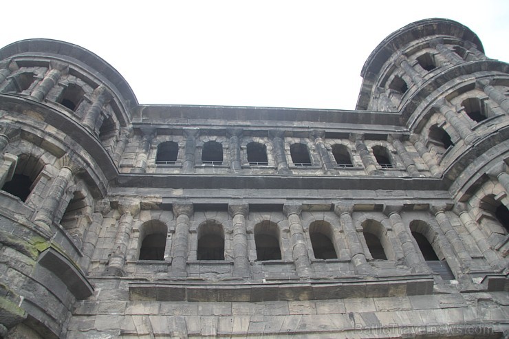 Porta Nigra ir būvēts otrajā gadsimtā pēc mūsu ēras un daži no smilšakmens blokiem sver 6 tonnas. Foto sponsors: www.Sixt.lv 98805