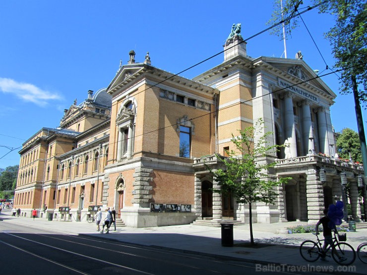 Oslo Nacionālais teātris - atvērts 1899. gadā. Tam raksturīgas pazīstamu rakstnieku un aktieru statujas. Oslo Nacionālais teātris - atvērts 1899. gadā. Tam raksturīgas pazīstamu rakstnieku un aktieru statujas. 99075