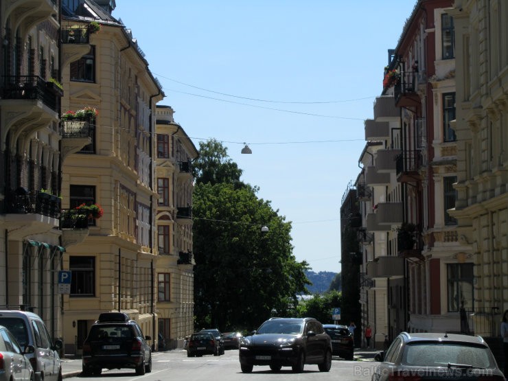 Oslo ielās redzamas pievilcīgas ēkas, katra ar savu īpatnību un 