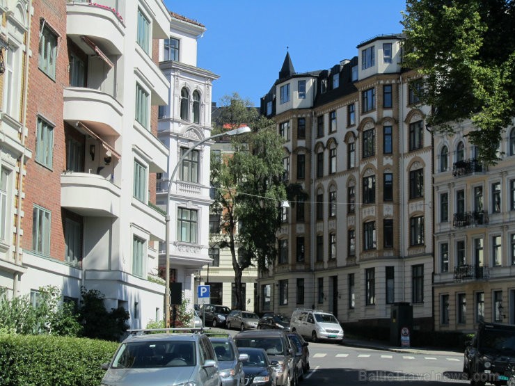 Oslo ielās redzamas pievilcīgas ēkas, katra ar savu īpatnību un 