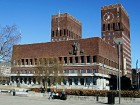 Oslo pilsētas domes ēkā ik gadu norisinās Nobela miera prēmijas ceremonijas. Ēka ir funkcionālisma arhitektūras paraugs. 9