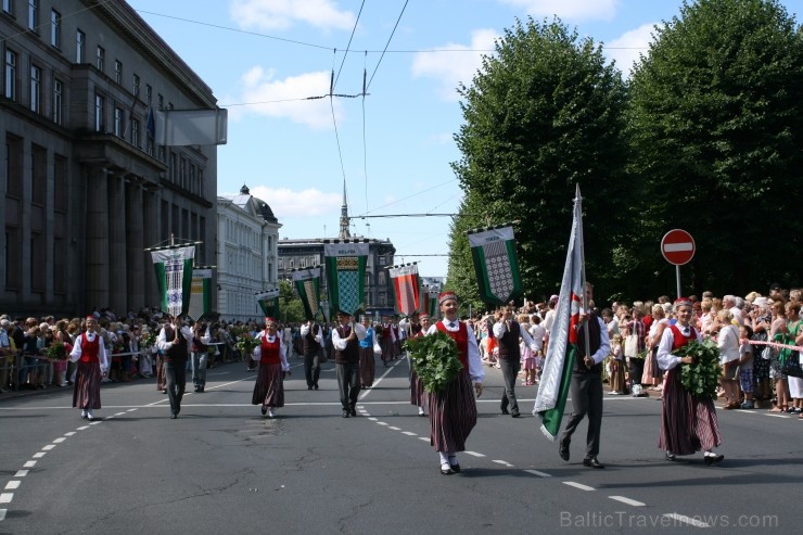 XXV Vispārējo latviešu Dziesmu un XV Deju svētku gājiens - atrodi savu kolektīvu (5.daļa)