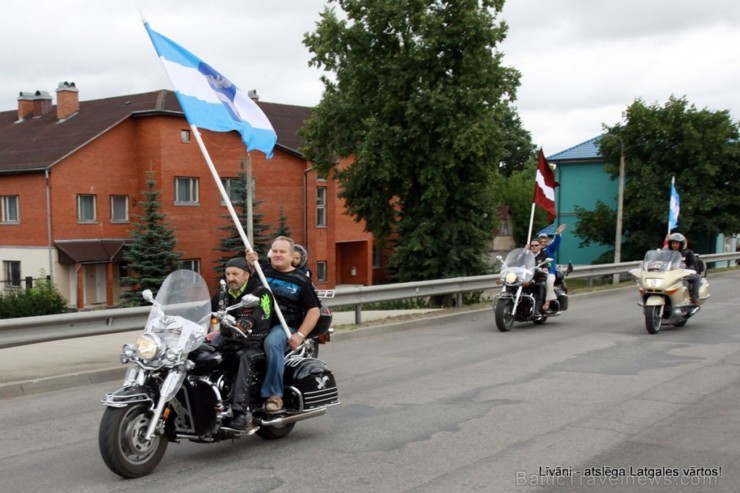 Svētku rītā pilsētu modina motoru rūkoņa. Motociklistu, velosipēdistu un autobraucēju parāde Līvānu pilsētas ielās. Svētku rītā pilsētu modina motoru rūkoņa. Motociklistu, velosipēdistu un autobraucēju parāde Līvānu pilsētas ielās. 100986