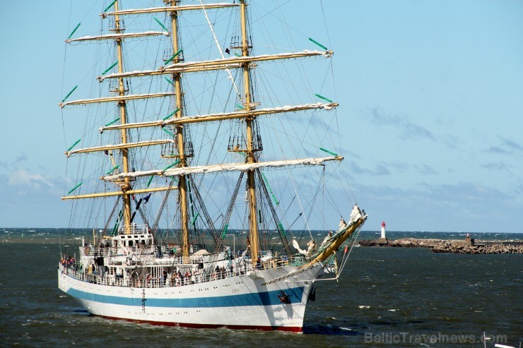 Starptautiskās burukuģu un jahtu regates The Tall Ships Races 2013 dalībnieki pirms došanās uz Rīgu ieradās Ventspilī, kur tos varēja apskatīt Ostas i 101325