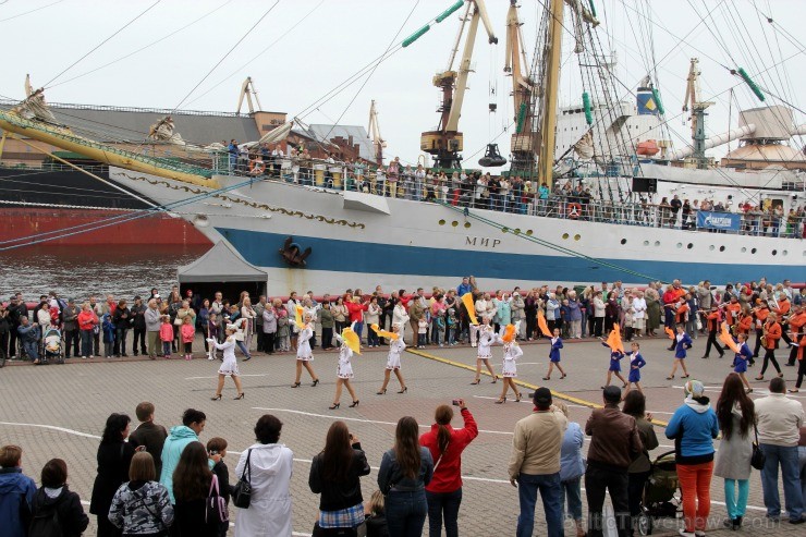 Starptautiskās burukuģu un jahtu regates The Tall Ships Races 2013 dalībnieki pirms došanās uz Rīgu ieradās Ventspilī, kur tos varēja apskatīt Ostas i 101389