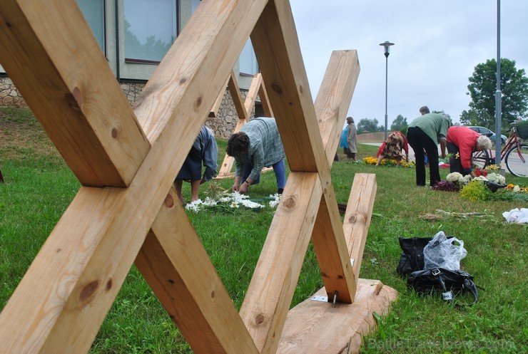 Līvānu pilsētas svētku ietvaros iedzīvotāji izveidojuši krāsainus ornamentus no ziediem. Foto: www.livani.lv Līvānu pilsētas svētku ietvaros iedzīvotāji izveidojuši krāsainus ornamentus no ziediem. Foto: www.livani.lv 101403