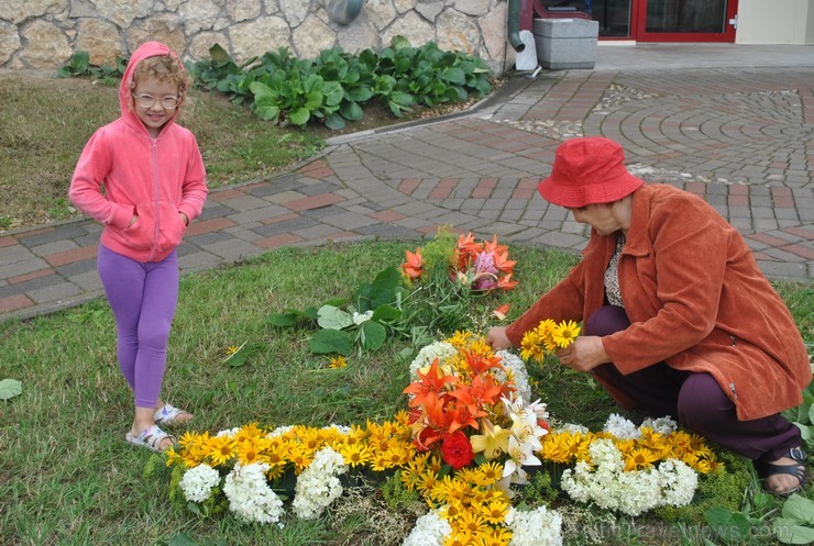 Līvānu pilsētas svētku ietvaros iedzīvotāji izveidojuši krāsainus ornamentus no ziediem. Foto: www.livani.lv 101404