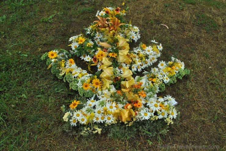 Līvānu pilsētas svētku ietvaros iedzīvotāji izveidojuši krāsainus ornamentus no ziediem. Foto: www.livani.lv 101407