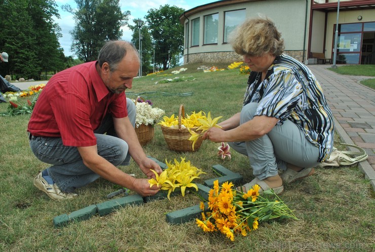 Līvānu pilsētas svētku ietvaros iedzīvotāji izveidojuši krāsainus ornamentus no ziediem. Foto: www.livani.lv Līvānu pilsētas svētku ietvaros iedzīvotāji izveidojuši krāsainus ornamentus no ziediem. Foto: www.livani.lv 101413