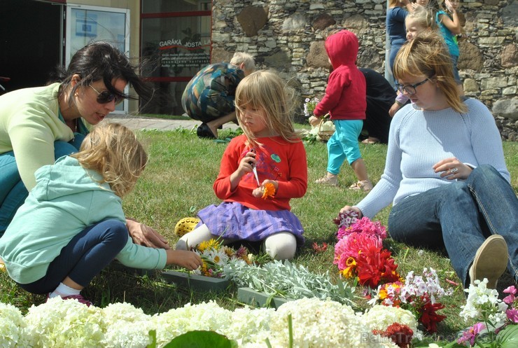 Līvānu pilsētas svētku ietvaros iedzīvotāji izveidojuši krāsainus ornamentus no ziediem. Foto: www.livani.lv 101414
