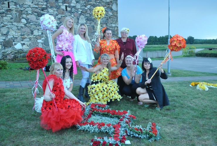 Līvānu pilsētas svētku ietvaros iedzīvotāji izveidojuši krāsainus ornamentus no ziediem. Foto: www.livani.lv 101416