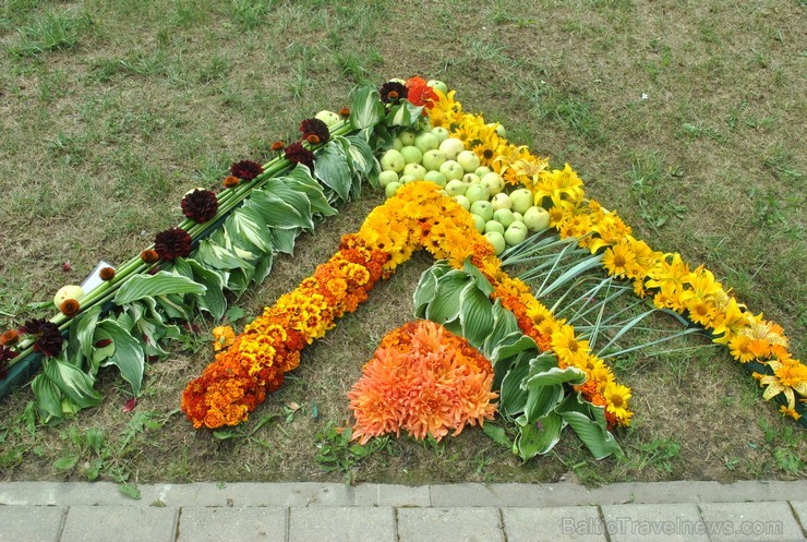 Līvānu pilsētas svētku ietvaros iedzīvotāji izveidojuši krāsainus ornamentus no ziediem. Foto: www.livani.lv 101418