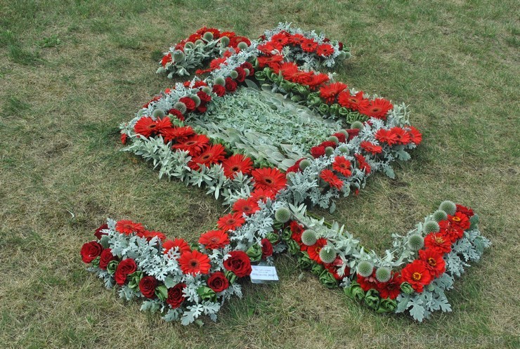 Līvānu pilsētas svētku ietvaros iedzīvotāji izveidojuši krāsainus ornamentus no ziediem. Foto: www.livani.lv 101421