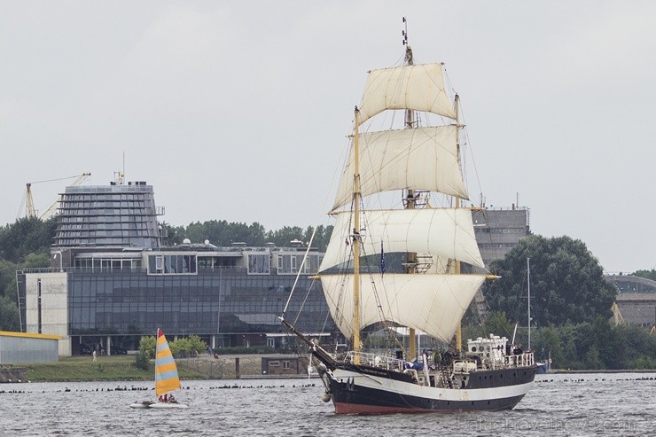 «The Tall Ships Races» pirmās dienas aktivitātes Rīgā pulcē tūkstošiem apmeklētāju 101513