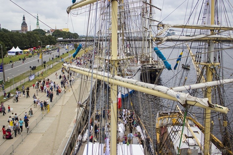 «The Tall Ships Races» pirmās dienas aktivitātes Rīgā pulcē tūkstošiem apmeklētāju 101514