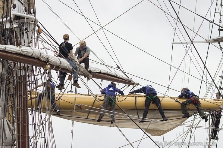 «The Tall Ships Races» pirmās dienas aktivitātes Rīgā pulcē tūkstošiem apmeklētāju 101525