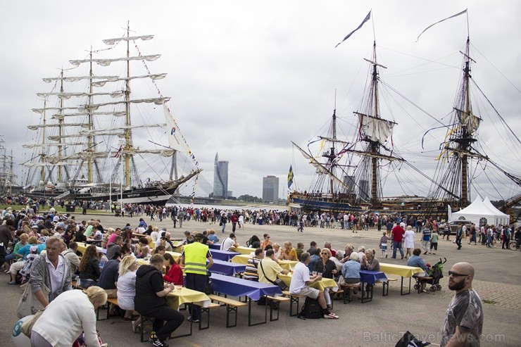 «The Tall Ships Races» pirmās dienas aktivitātes Rīgā pulcē tūkstošiem apmeklētāju 101526