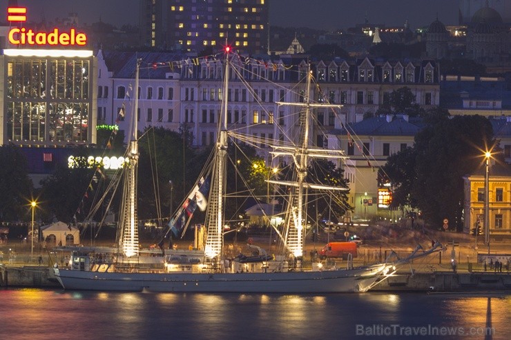 Arī nakts laikā skatītājiem liela interese par starptautiskās mācību burukuģu un jahtu regates The Tall Ships Races 2013 burukuģiem Arī nakts laikā skatītājiem liela interese par starptautiskās mācību burukuģu un jahtu regates The Tall Ships Races 2013 burukuģiem 101648