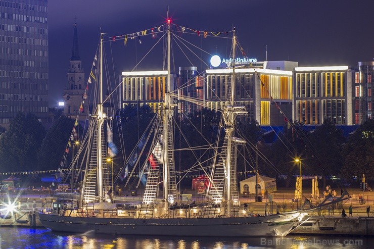 Arī nakts laikā skatītājiem liela interese par starptautiskās mācību burukuģu un jahtu regates The Tall Ships Races 2013 burukuģiem Arī nakts laikā skatītājiem liela interese par starptautiskās mācību burukuģu un jahtu regates The Tall Ships Races 2013 burukuģiem 101656