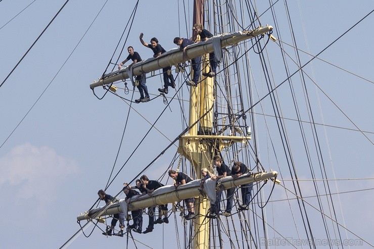 Ar buru parādi noslēdzas regates «The Tall Ships Races 2013» Rīgas posms 101823