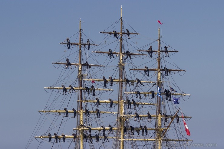 Ar buru parādi noslēdzas regates «The Tall Ships Races 2013» Rīgas posms 101825
